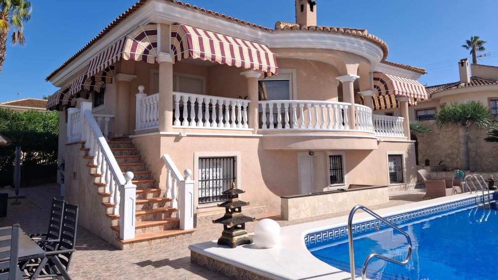 ROJALES – 4-spálňová vila od 557 000 € | Bazén, Terasa, Záhrada