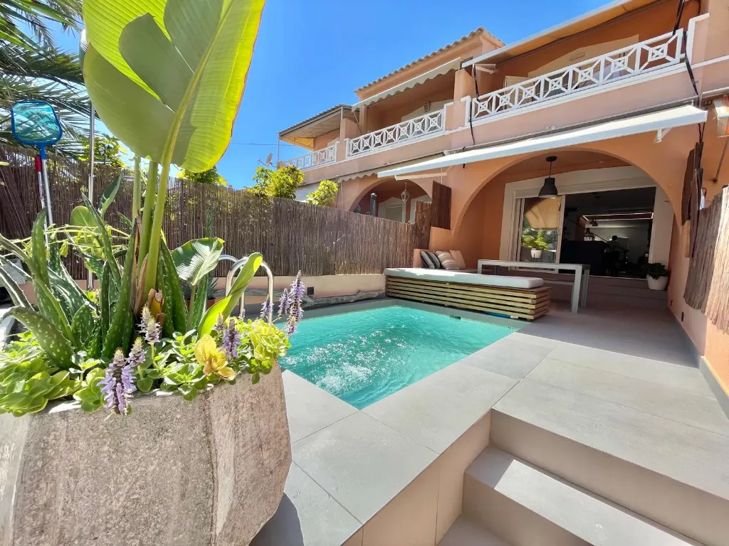 SANTA POLA East – Luxuriously renovated townhouse with a pool, terrace, and ocean views – 50 meters from the beach
