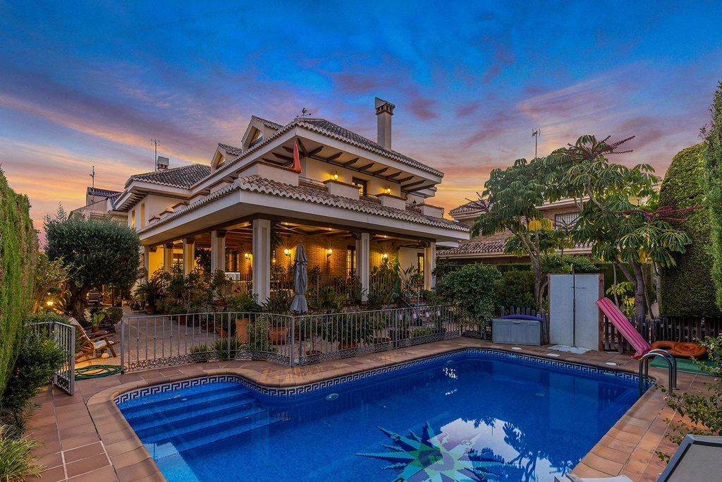 TORREVIEJA – Luxusná 7-spálňová vila pri mori od 2 490 000 € | 100 m od pláže, Bazén, Záhrada