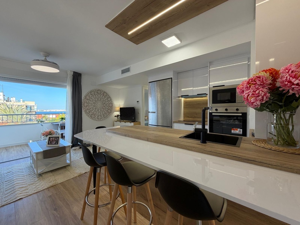 TORREVIEJA – Moderný 3-spálňový apartmán pri mori od 259 700 € | 20 m od pláže, Bazén, Terasa