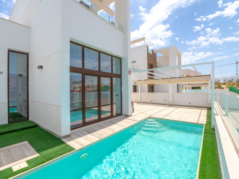 TORREVIEJA – 4-spálňová vila od 515 000 € | Bazén, Terasa, Golf