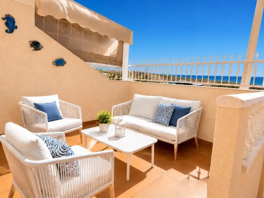 SANTA POLA – Bungalov s panoramatickým výhľadom na more priamo pri plážach Santiago Bernabéu | 90 m²