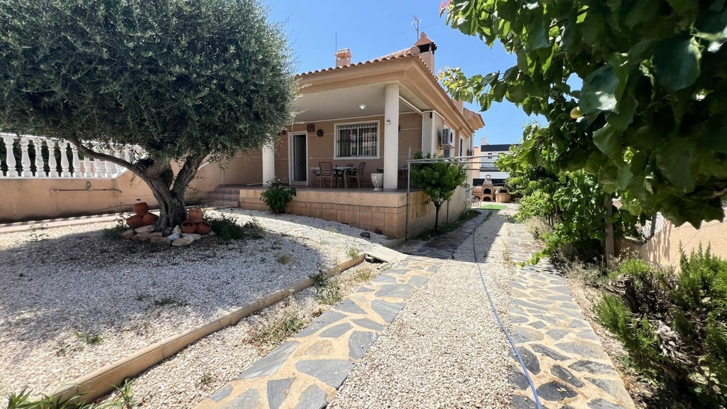 TORREVIEJA – 3-spálňová vila od 425 000 € | Bazén, Terasa, Parkovanie