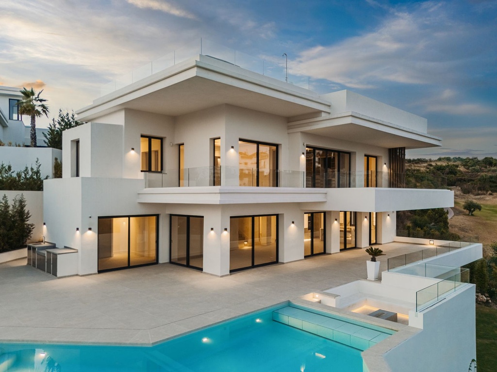 ESTEPONA – Luxusná 4-spálňová vila od 2 990 000 € | Bazén, Terasa, Záhrada