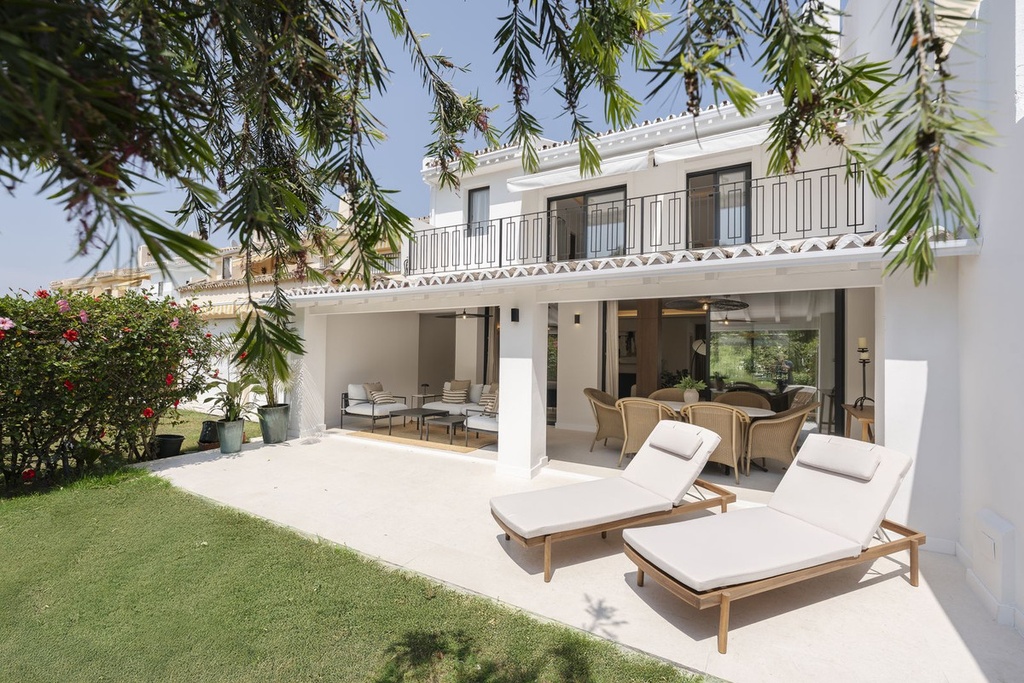 NUEVA ANDALUCÍA – Luxusný 4-spálňový mestský dom od 1 650 000 € | Bazén, Terasa, Parkovanie