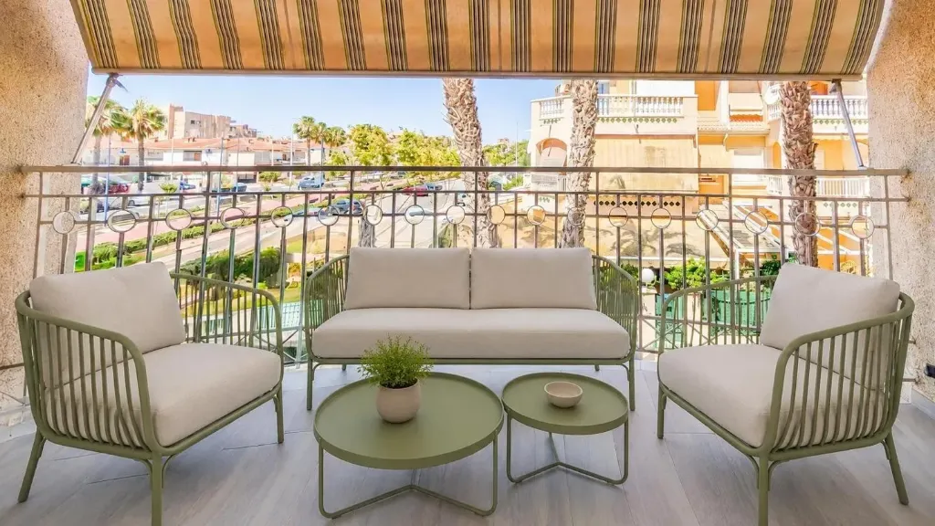SANTA POLA – Bungalov s panoramatickým výhľadom na more priamo pri plážach Santiago Bernabéu | 90 m²