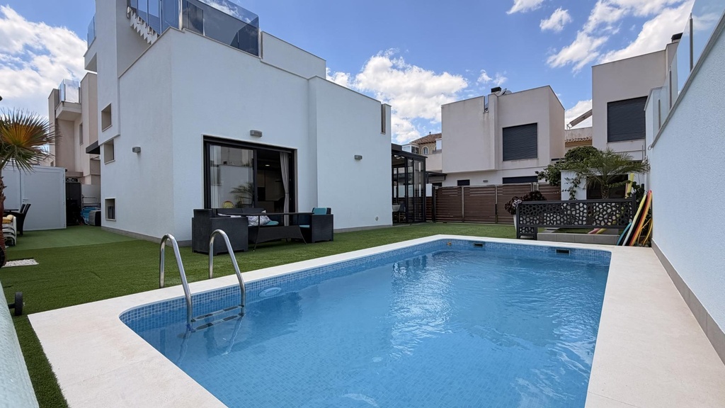 TORREVIEJA – 5-spálňová vila od 558 900 € | Bazén, Terasa, Záhrada