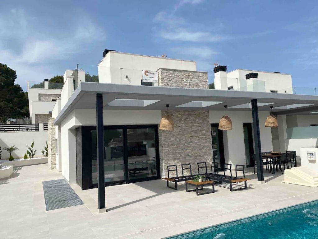LOS BALCONES – Luxusná 5-spálňová vila od 999 999 € | Bazén, Terasa, Parkovanie