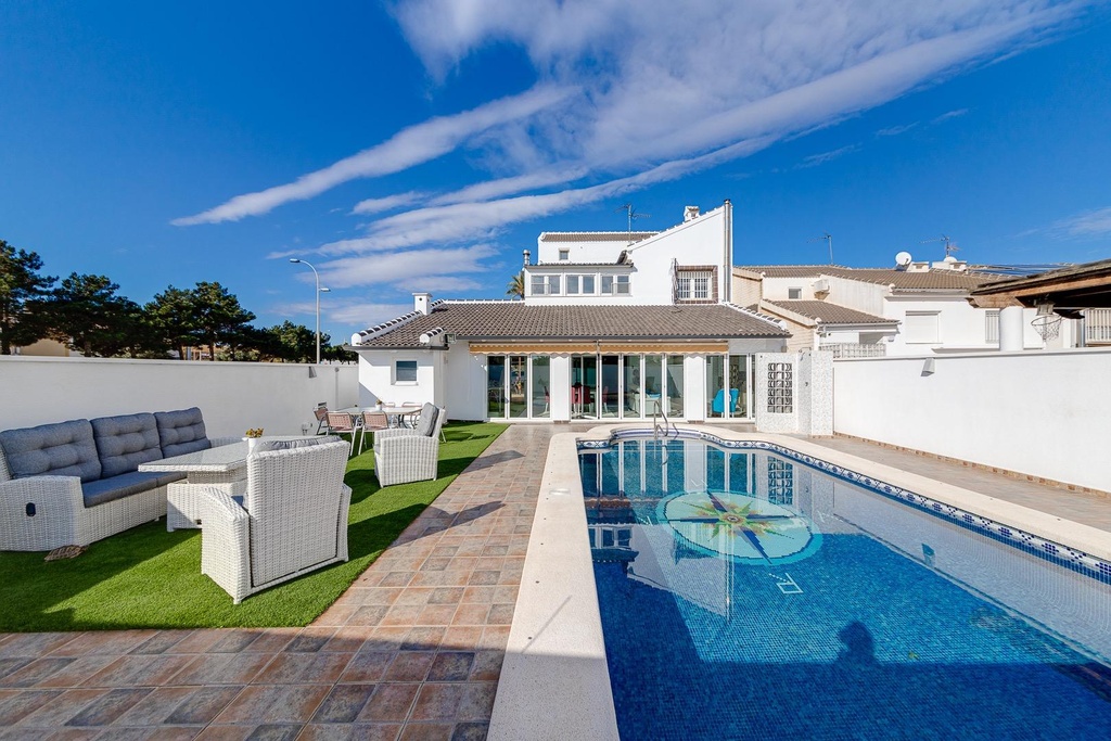 [second:14-298-11-657] SAN JAVIER – 6-bedroom villa from 695 000 € | Pool, Terrace, Parking