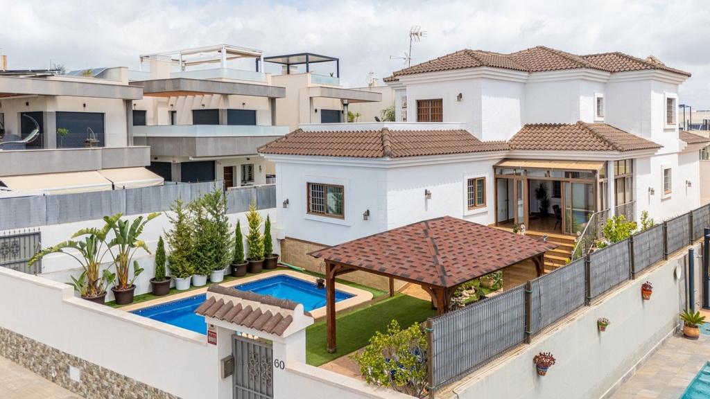 [second:152-240-11-591] LOS MONTESINOS – Luxury 4-bedroom villa from 750 000 € | Pool, Terrace, Parking