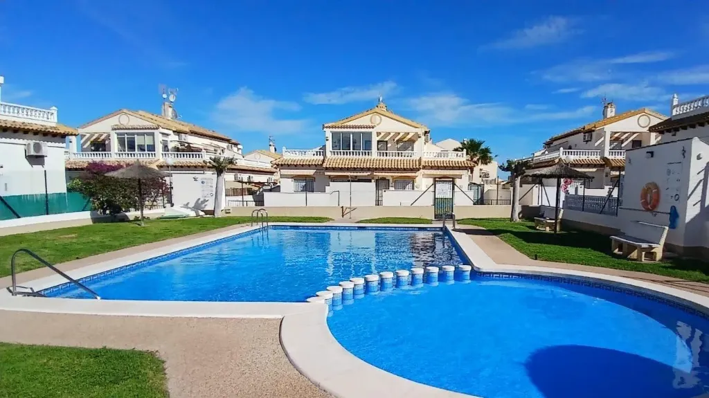 ORIHUELA COSTA - Renovated 3-bedroom duplex with garage in Los Almendros, Orihuela Costa (áno)