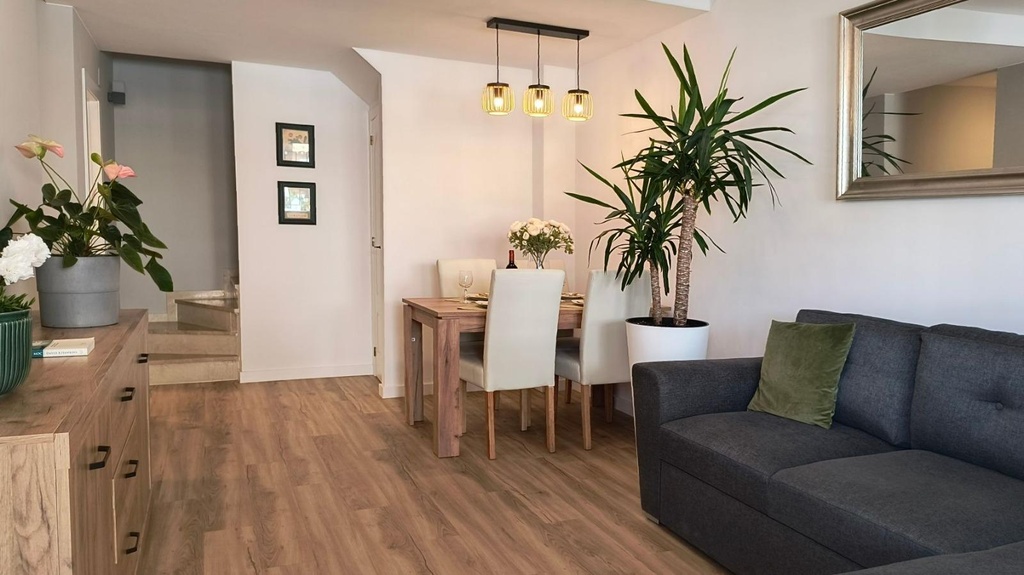 ORIHUELA COSTA – Moderný 3-spálňový mestský dom pri mori od 277 900 € | 3 m od pláže, Bazén, Terasa