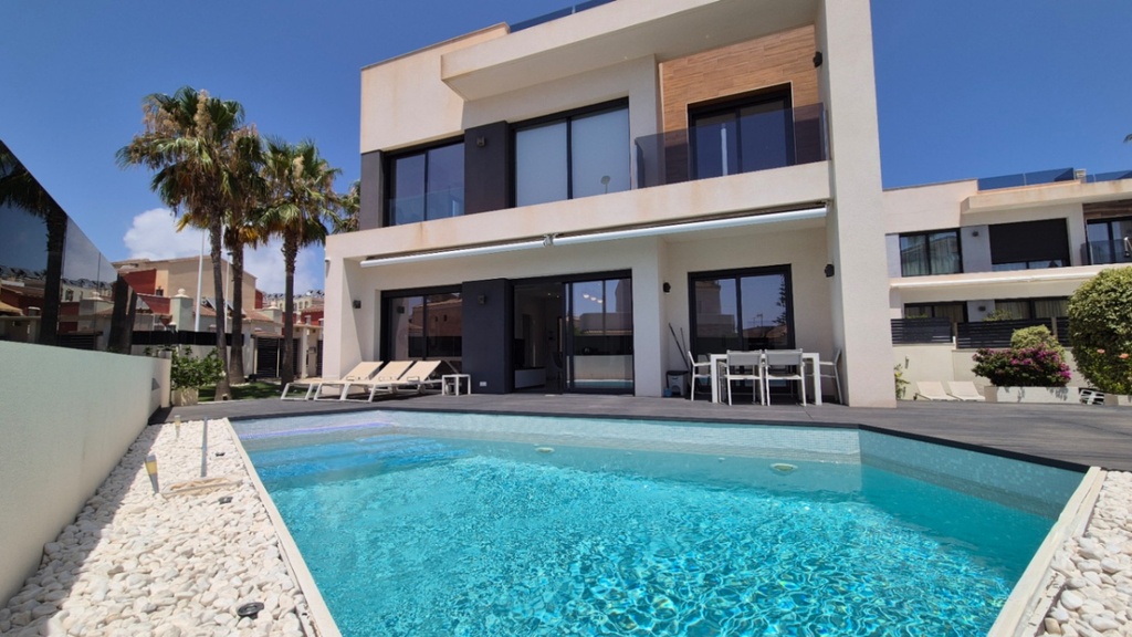 TORREVIEJA – Luxusná 4-spálňová vila od 785 000 € | Bazén, Terasa, Parkovanie