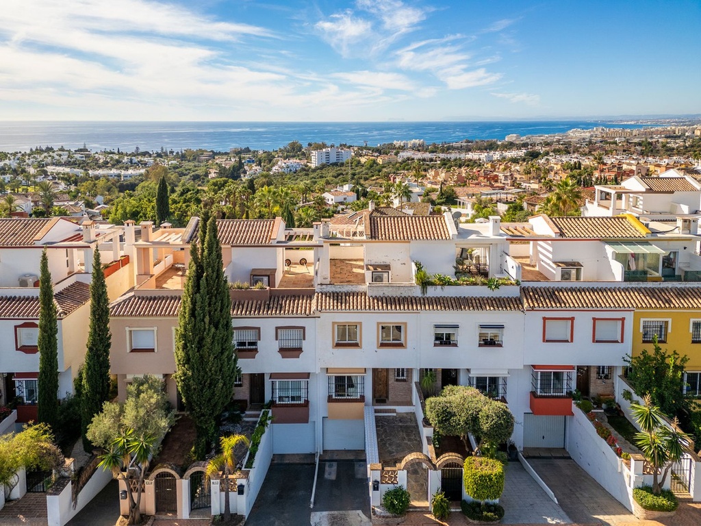 [second:325-442-11-891] MARBELLA – Luxusný 3-spálňový mestský dom od 875 000 € | Bazén, Terasa, Parkovanie