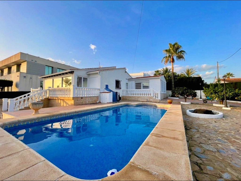 [second:27-251-11-606] BENIDORM – willa z 3 sypialniami od 445 000 € | Basen, Parking, Ogród