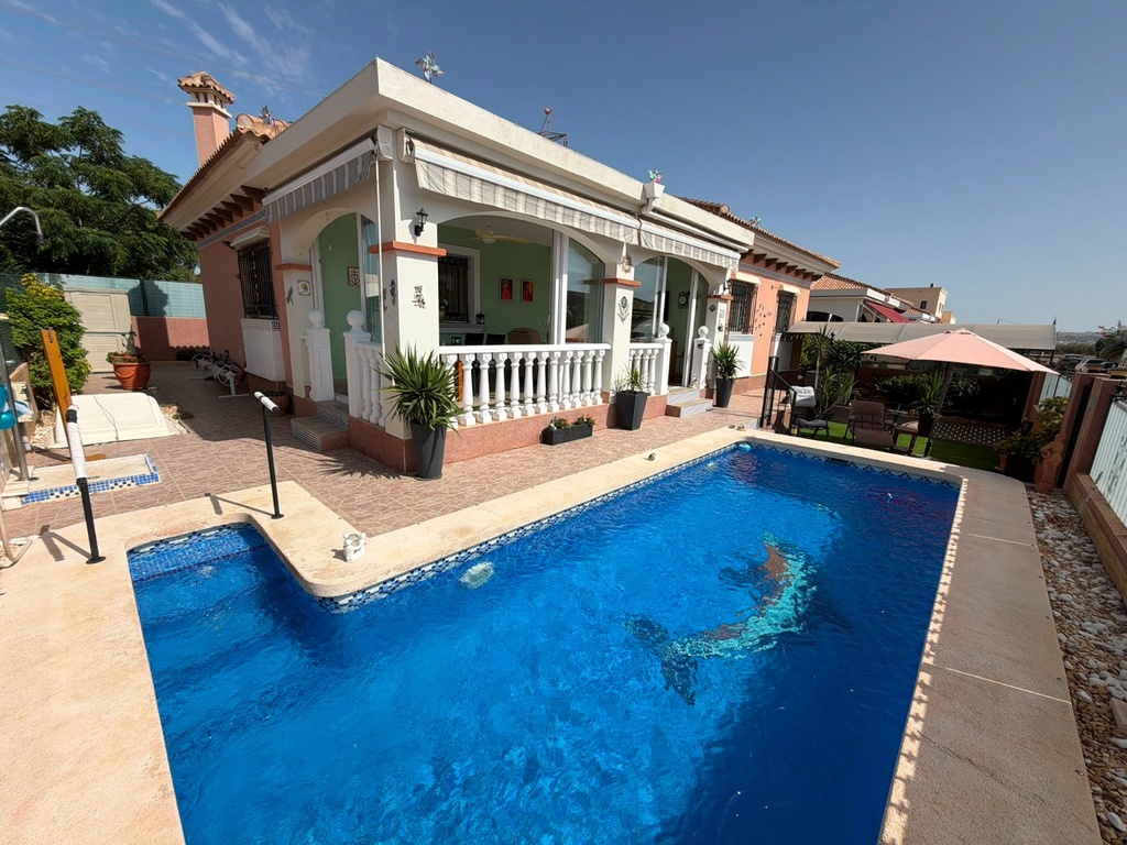 [second:201-240-11-591] LOS MONTESINOS – 3-bedroom villa from 315 000 € | Pool, Terrace, Parking