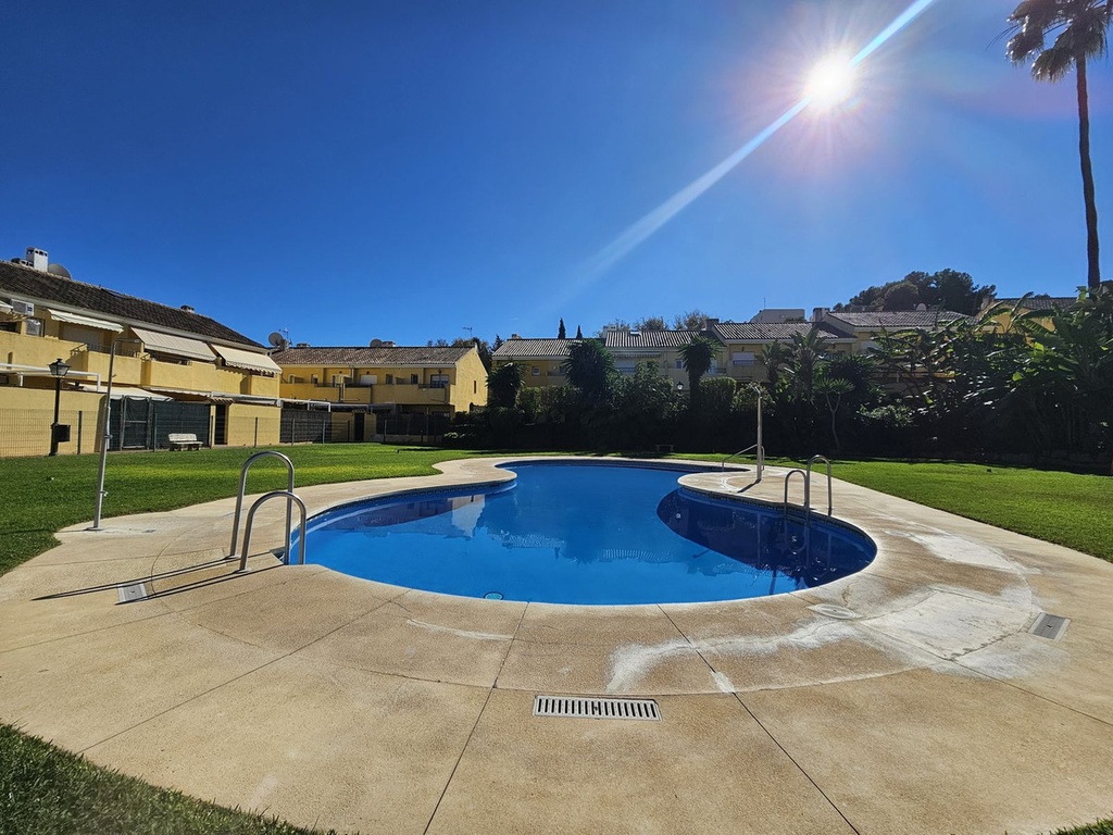 ESTEPONA – 3-bedroom townhouse from 375 000 € | Pool, Terrace, Parking
