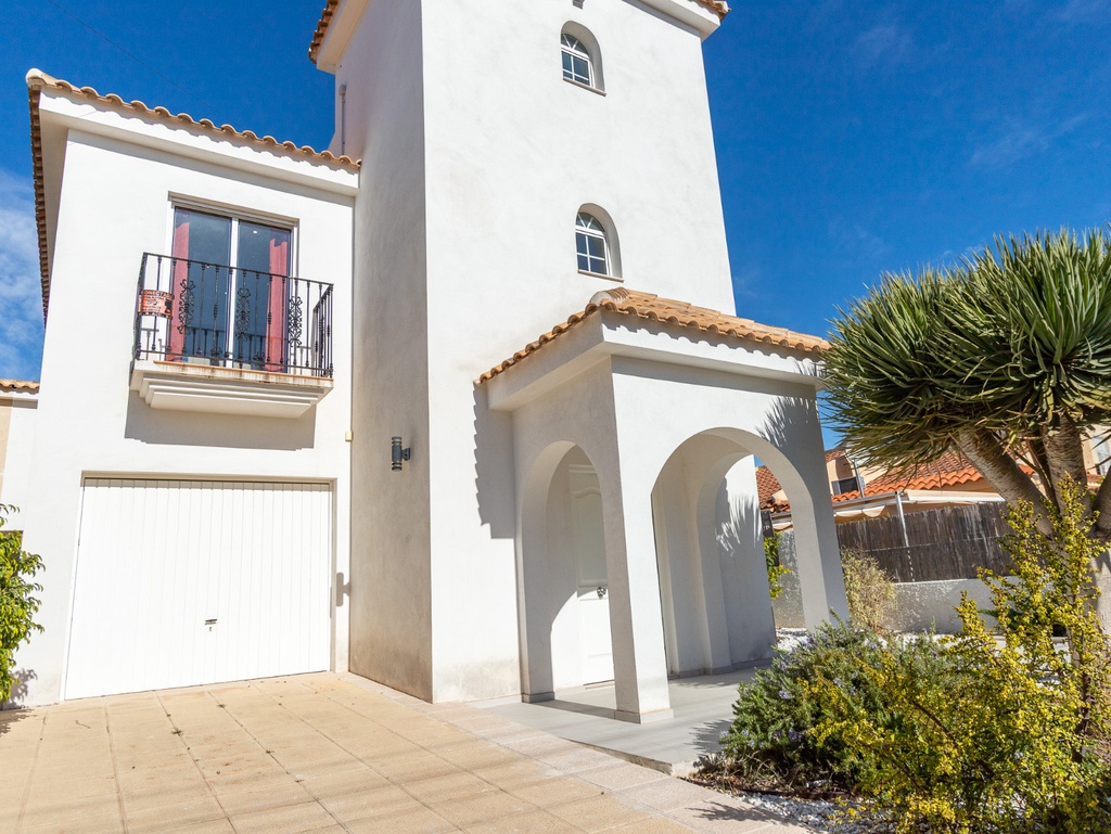 [second:73-242-11-593] LOS BALCONES – 4-bedroom villa from 620 000 € | Pool, Terrace, Parking