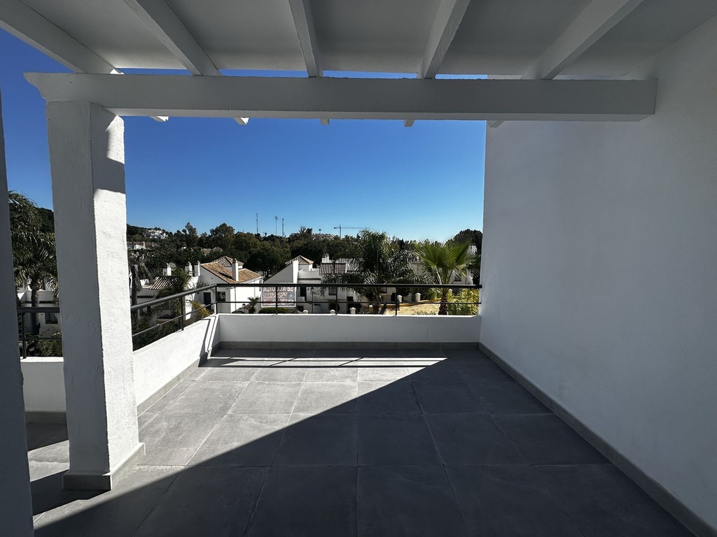 NUEVA ANDALUCÍA – 2-spálňový apartmán od 460 000 € | Bazén, Terasa, Parkovanie