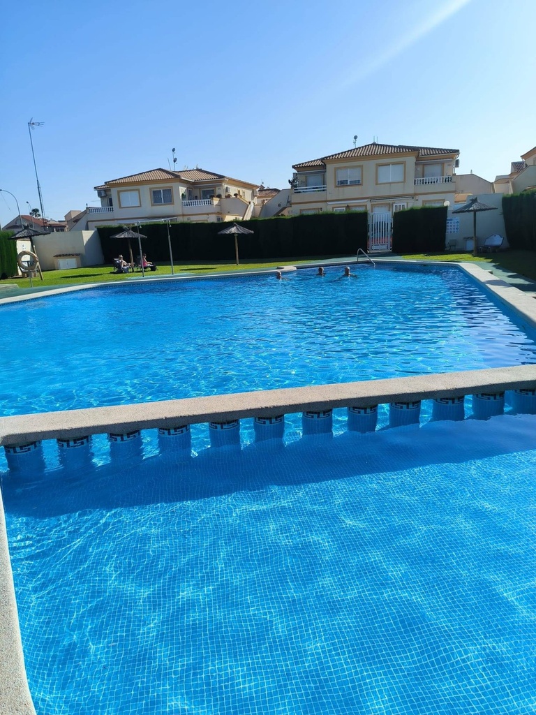 ORIHUELA COSTA – Moderný 2-spálňový bungalow pri mori od 176 900 € | 1,4 km od pláže, Terasa, Záhrada