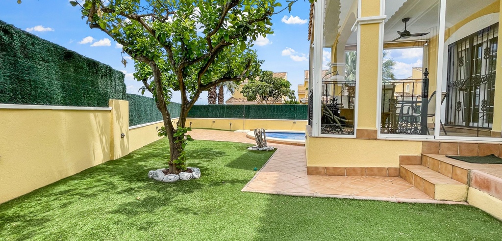 ORIHUELA COSTA – 3-spálňová vila od 435 900 € | Bazén, Terasa, Parkovanie