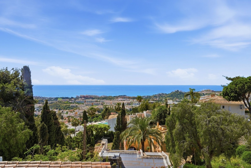 [second:120-360-11-732] BENALMADENA – Luxury 6-bedroom villa from 1 350 000 € | Pool, Terrace, Parking