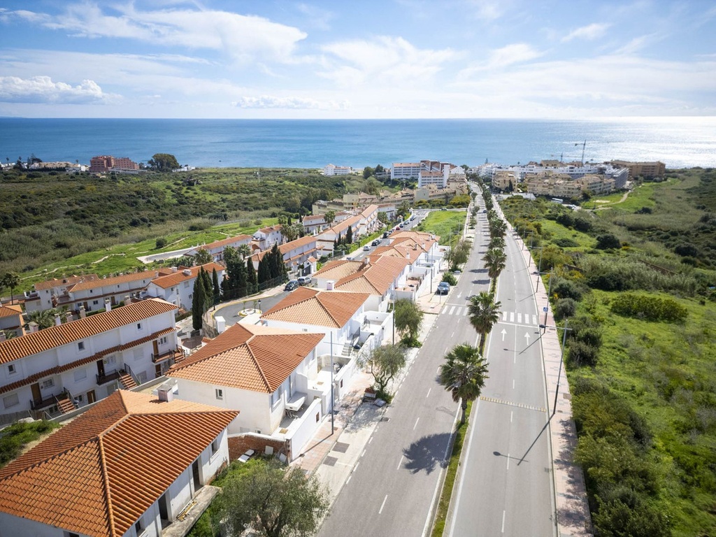 LA DUQUESA – 4-bedroom townhouse from 360 000 € | Pool, Terrace, Parking
