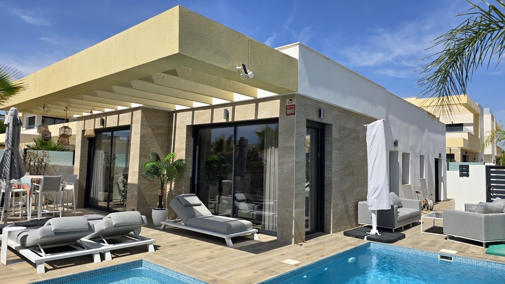 [second:47-424-11-845] LOS MONTESINOS – 3-bedroom villa from 520 000 € | Pool, Terrace, Garden