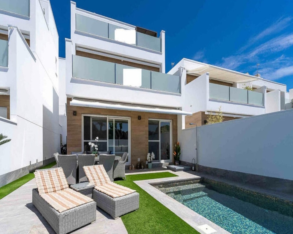 SAN PEDRO DEL PINATAR – 4-spálňová vila od 449 000 € | Bazén, Terasa, Parkovanie