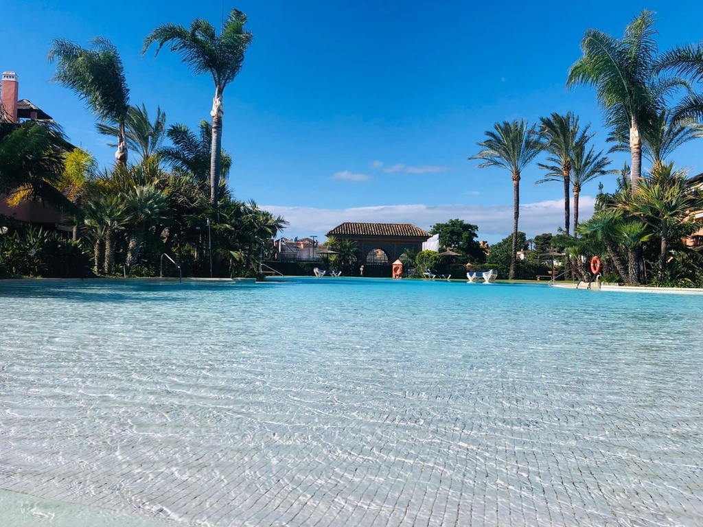 GUADALMINA BAJA – Luxusný 3-spálňový apartmán od 1 050 000 € | Bazén, Terasa, Parkovanie