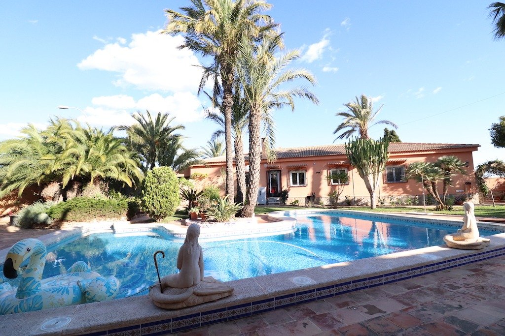 TORREVIEJA – Luxusná 5-spálňová vila od 850 000 € | Bazén, Terasa, Parkovanie