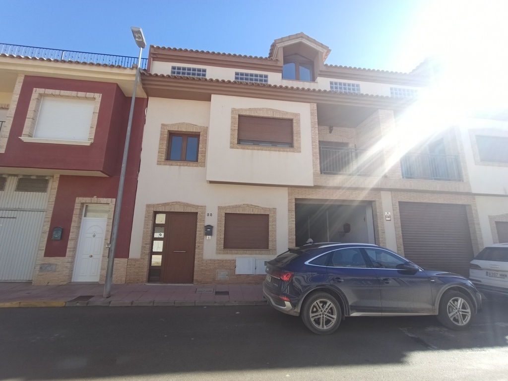 [second:50-451-11-910] ROLDAN – 4-spálňový mestský dom od 275 000 € | Terasa, Parkovanie, Inland