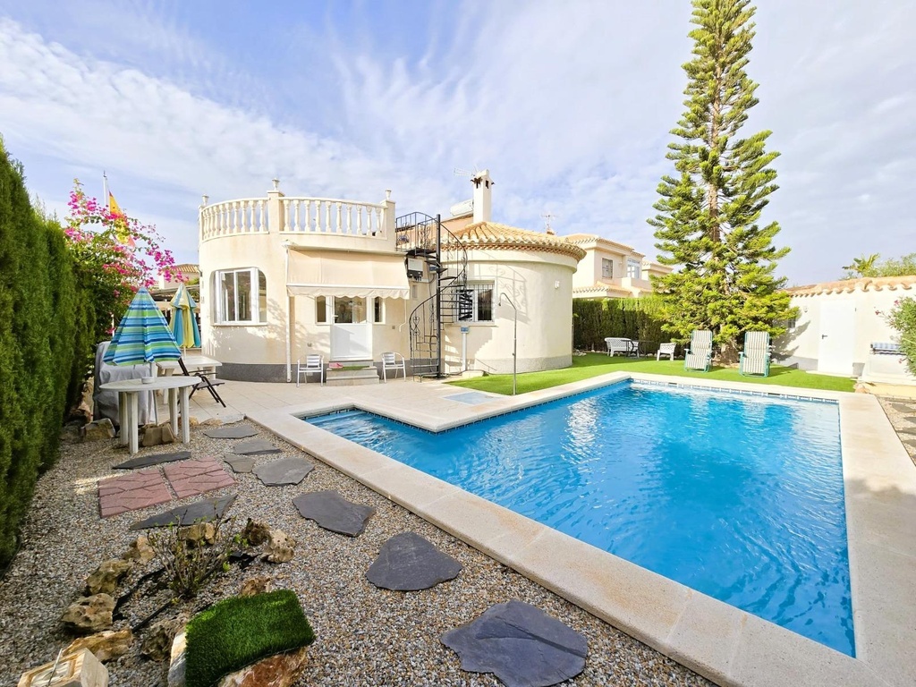 ORIHUELA COSTA – Moderne 3-Schlafzimmer-Villa am Meer ab 570 000 € | 1 km vom Strand, Pool, Garten