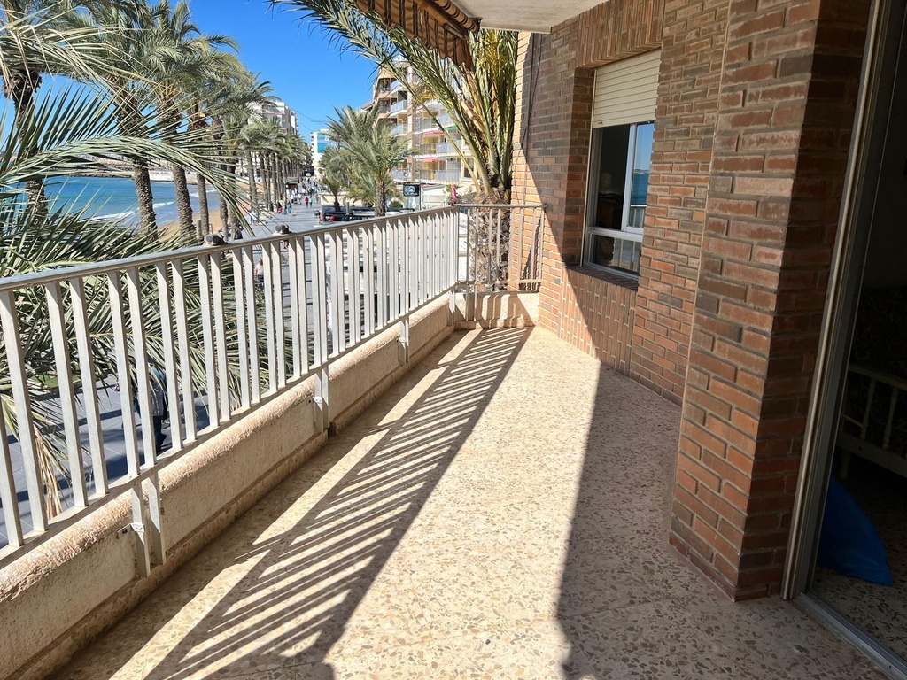 TORREVIEJA – Moderný 3-spálňový apartmán pri mori od 425 000 € | 50 m od pláže