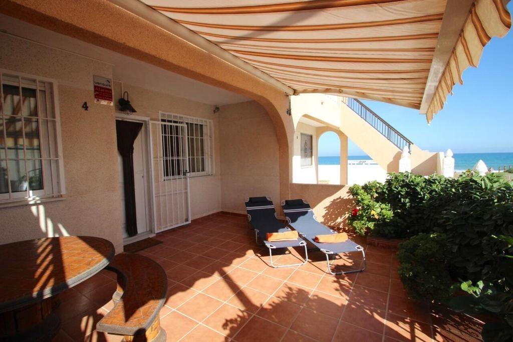 TORREVIEJA – Moderný 3-spálňový bungalow od 415 000 € | 1. línia pri mori, Terasa