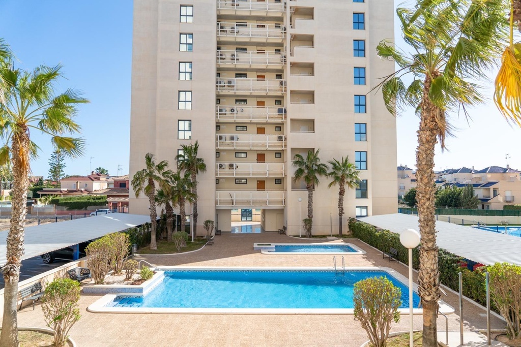 TORREVIEJA – Moderný 2-spálňový apartmán pri mori od 275 000 € | 120 m od pláže, Bazén, Terasa
