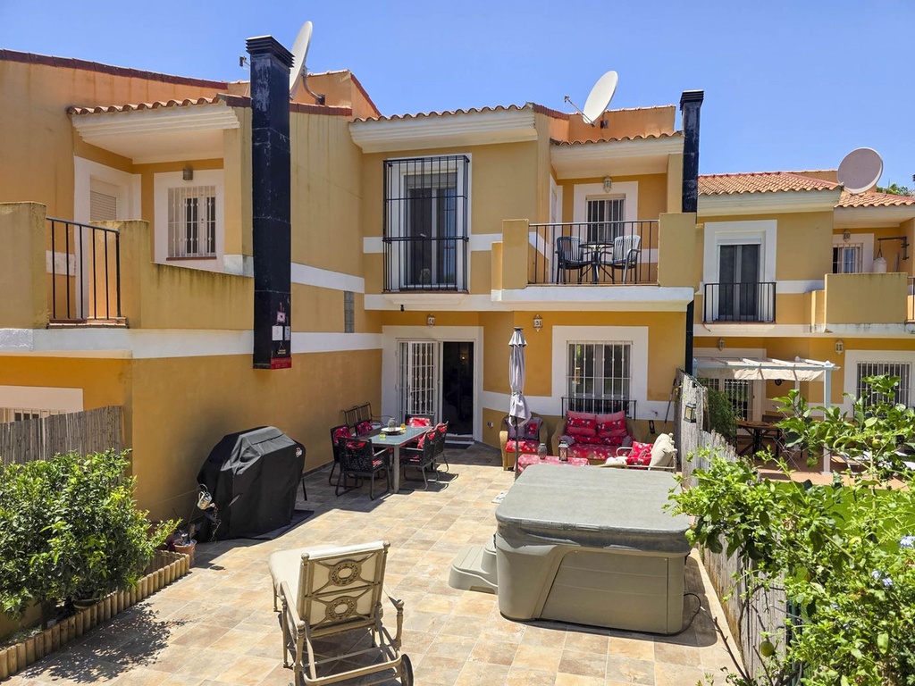 [second:380-372-11-745] LA DUQUESA – 3-spálňový mestský dom od 345 000 € | Bazén, Terasa, Záhrada