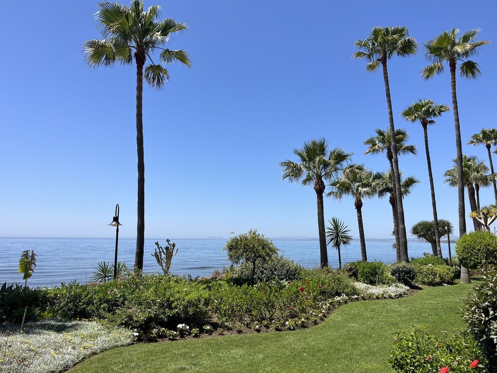 ESTEPONA – Luxusný 3-spálňový apartmán od 2 350 000 € | Bazén, Terasa, Parkovanie