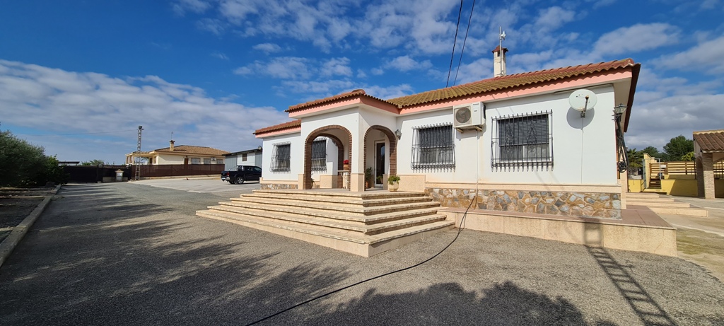 ORIHUELA – Luxusná 3-spálňová vila od 1 150 000 € | Bazén, Terasa, Parkovanie
