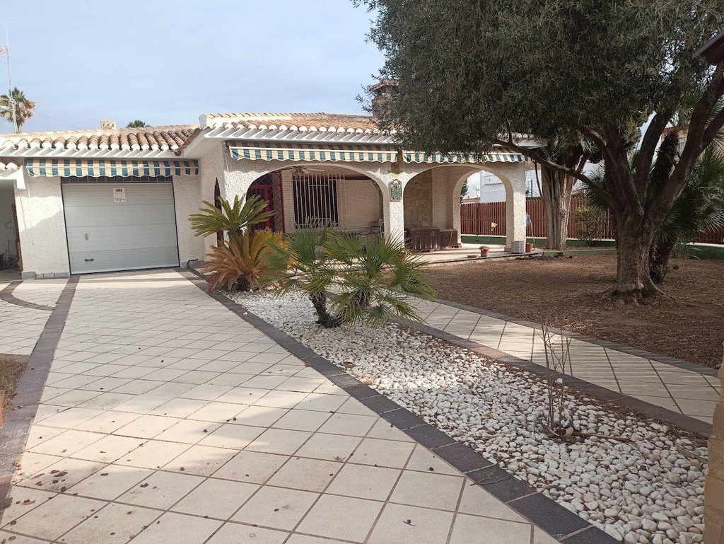 [second:29-457-11-924] ORIHUELA COSTA – Moderná 4-spálňová vila pri mori od 650 000 € | 500 m od pláže, Bazén, Záhrada