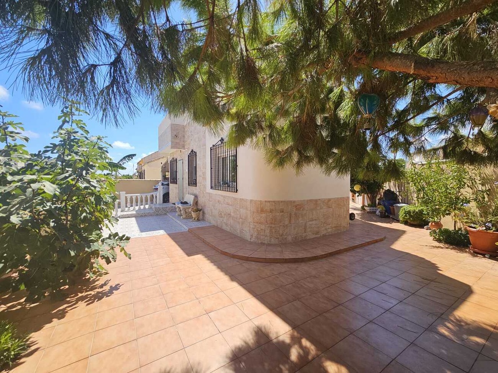 TORREVIEJA – Moderná 3-spálňová vila pri mori od 495 000 € | 350 m od pláže, Terasa, Parkovanie