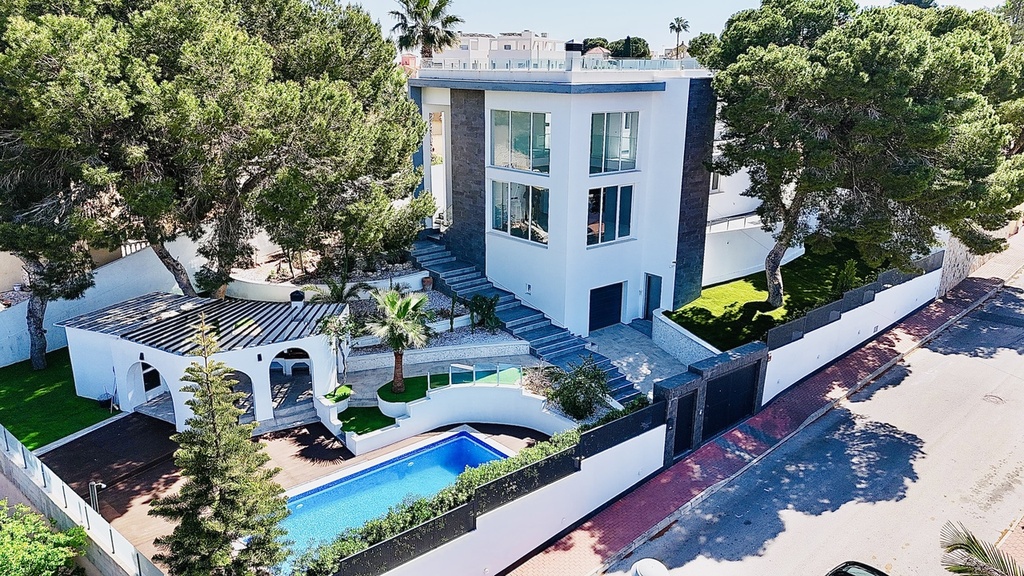 [second:415-435-11-854] LOS BALCONES – Luxury 6-bedroom villa from 1 050 000 € | Pool, Terrace, Parking