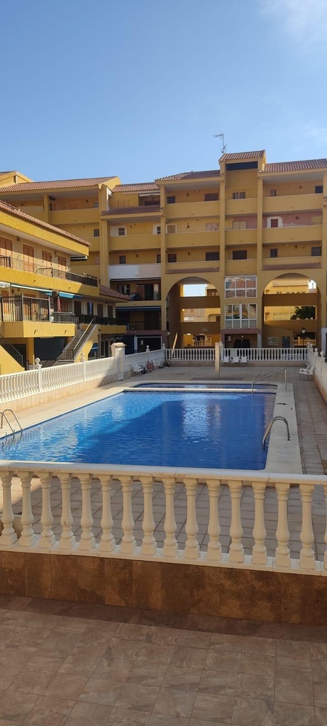 TORREVIEJA – Moderný 2-spálňový mestský dom pri mori od 204 000 € | 200 m od pláže, Bazén