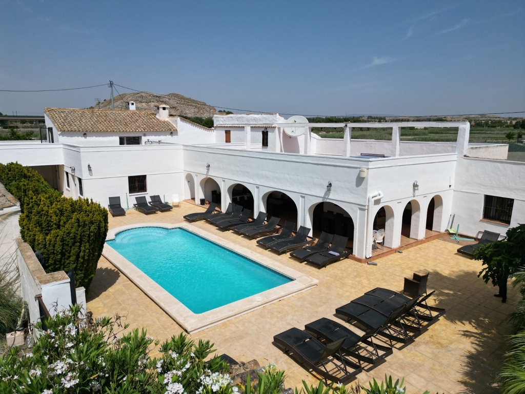 VILLENA – 13-spálňová vila od 699 995 € | Bazén, Parkovanie, Záhrada
