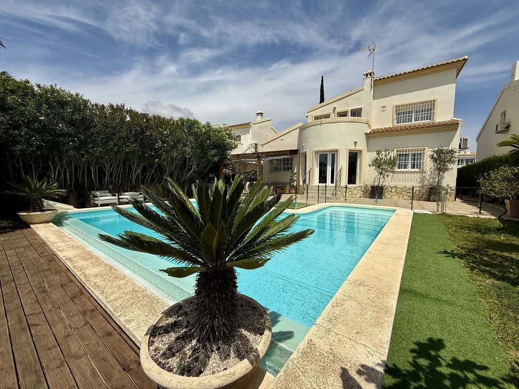 ORIHUELA COSTA – Luxusná 4-spálňová vila od 830 000 € | Bazén, Terasa, Parkovanie