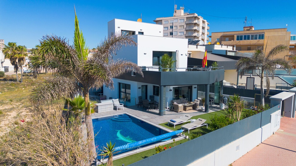 TORREVIEJA – Luxusná 4-spálňová vila od 895 000 € | Výhľad na more, Bazén, Terasa