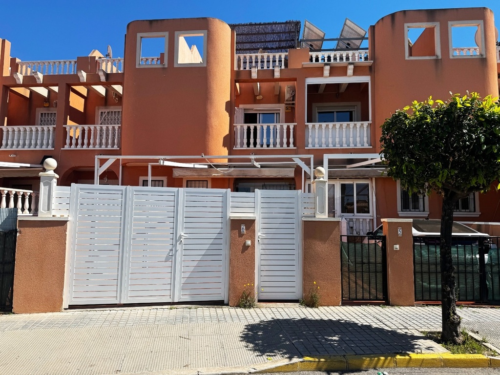 TORREVIEJA – 3-spálňový mestský dom od 228 000 € | Bazén, Terasa, Parkovanie