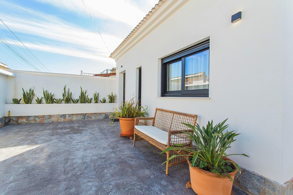 TORREVIEJA – 2-bedroom townhouse from 499 000 € | Pool, Terrace, Garden