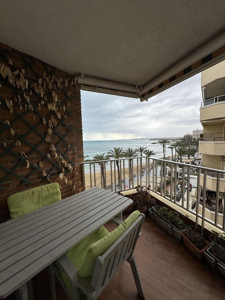 TORREVIEJA – Luxusný 3-spálňový apartmán pri mori od 599 000 € | 50 m od pláže, Bazén, Terasa