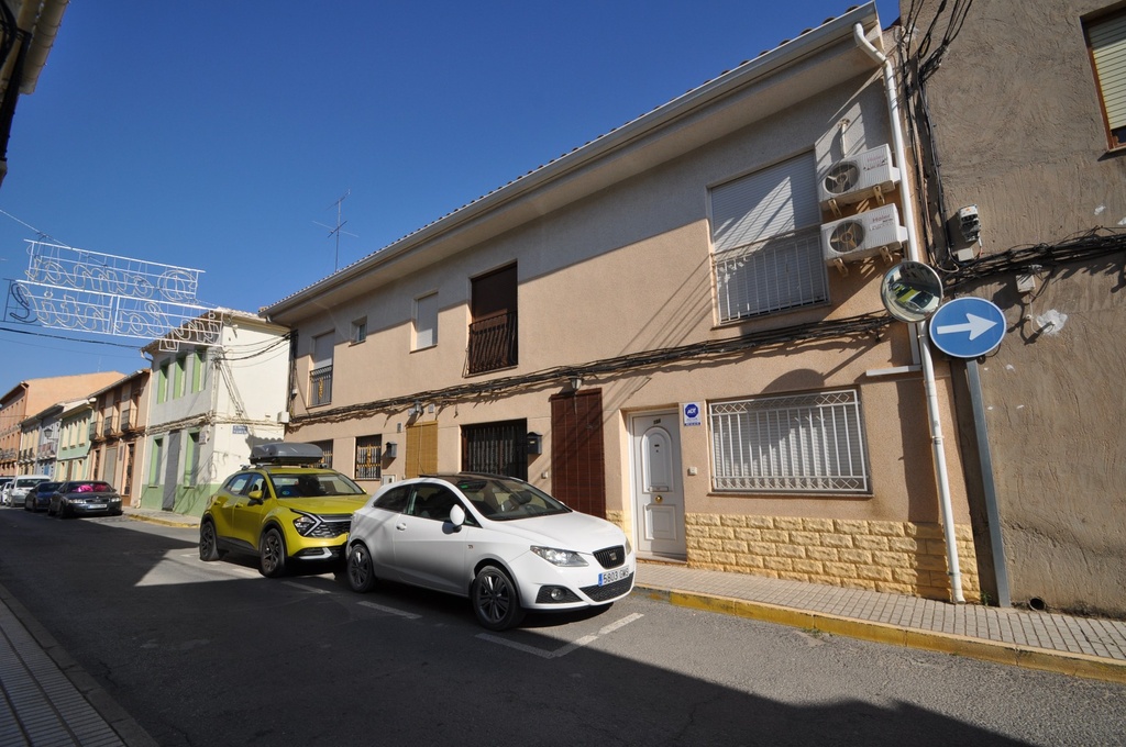 PINOSO – 3-spálňový mestský dom od 136 500 € | Parkovanie, Inland, Costa Blanca